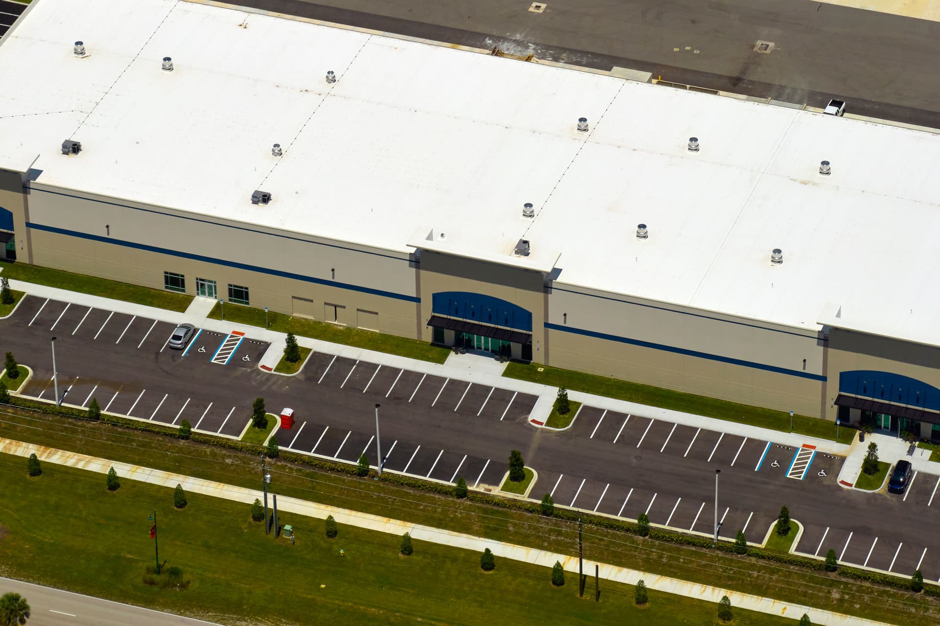 Blog post What Does a Commercial Roofing Contractor Do? image